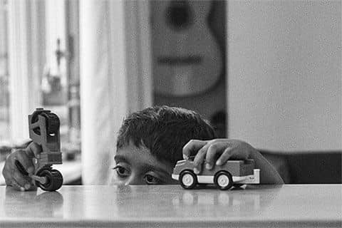 Kind mit Fahrzeugen